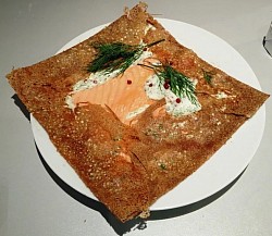 « La Grève Rose » saumon, crème ciboulette, emmental, citron et tomate cuisinée 9€