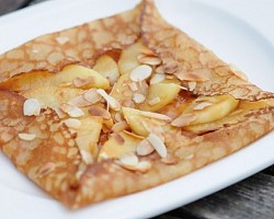 Crêpe pomme au caramel au beurre salé et amandes grillées (4€50)